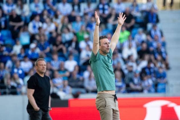 Christian Eichner (Karlsruher SC, Trainer) gestikuliert, GER, Karlsruher SC (KSC) vs Hannover 96 (H96), Fussball 2. Bundesliga, 28. Spieltag, Saison 2024 2025, 04.04.2025 DFB DFL regulations prohibit any use of photographs as image sequences and or quasi-video GER, Karlsruher SC (KSC) vs Hannover 96 (H96), Fussball 2. Bundesliga, 28. Spieltag, Saison 2024 2025, 04.04.2025 Karlsruhe