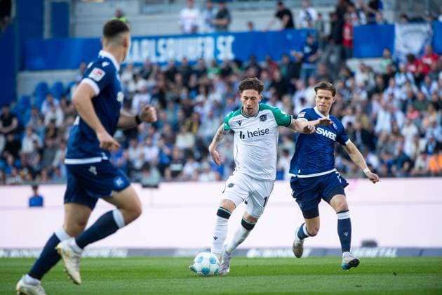 Jannik Rochelt (Hannover 96, 10) im Zweikampf mit Dzenis Burnic (Karlsruher SC, 07), GER, Karlsruher SC (KSC) vs Hannover 96 (H96), Fussball 2. Bundesliga, 28. Spieltag, Saison 2024 2025, 04.04.2025 DFB DFL regulations prohibit any use of photographs as image sequences and or quasi-video GER, Karlsruher SC (KSC) vs Hannover 96 (H96), Fussball 2. Bundesliga, 28. Spieltag, Saison 2024 2025, 04.04.2025 Karlsruhe