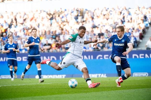 Jessic Ngankam (Hannover 96, 07) im Zweikampf mit David Herold (Karlsruher SC, 20), GER, Karlsruher SC (KSC) vs Hannover 96 (H96), Fussball 2. Bundesliga, 28. Spieltag, Saison 2024 2025, 04.04.2025 DFB DFL regulations prohibit any use of photographs as image sequences and or quasi-video GER, Karlsruher SC (KSC) vs Hannover 96 (H96), Fussball 2. Bundesliga, 28. Spieltag, Saison 2024 2025, 04.04.2025 Karlsruhe
