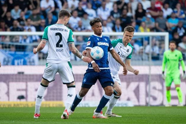 Bambase Conte (Karlsruher SC, 31) im Zweikampf mit Josh Knight (Hannover 96, 02), GER, Karlsruher SC (KSC) vs Hannover 96 (H96), Fussball 2. Bundesliga, 28. Spieltag, Saison 2024 2025, 04.04.2025 DFB DFL regulations prohibit any use of photographs as image sequences and or quasi-video GER, Karlsruher SC (KSC) vs Hannover 96 (H96), Fussball 2. Bundesliga, 28. Spieltag, Saison 2024 2025, 04.04.2025 Karlsruhe