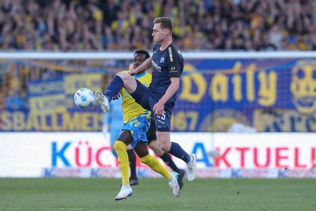 04.04.2025, xtgx, Fussball - 2.Bundesliga, Eintracht Braunschweig - SC Paderborn 07 emspor, v.l. Lino Tempelmann (Braunschweig, 20), Arne Schulz (Paderborn, 25) Zweikampf, Duell, Kampf, tackle (DFL DFB REGULATIONS PROHIBIT ANY USE OF PHOTOGRAPHS as IMAGE SEQUENCES and or QUASI-VIDEO) Braunschweig