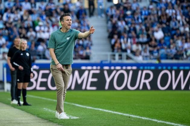 Christian Eichner (Karlsruher SC, Trainer) gestikuliert, GER, Karlsruher SC (KSC) vs Hannover 96 (H96), Fussball 2. Bundesliga, 28. Spieltag, Saison 2024 2025, 04.04.2025 DFB DFL regulations prohibit any use of photographs as image sequences and or quasi-video GER, Karlsruher SC (KSC) vs Hannover 96 (H96), Fussball 2. Bundesliga, 28. Spieltag, Saison 2024 2025, 04.04.2025 Karlsruhe
