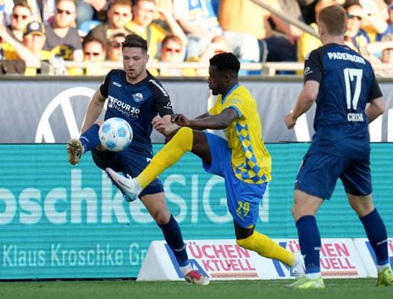Marcel Hoffmeier (SC Paderborn 07, 33) gegen Richmond Tachie (Eintracht Braunschweig, 29) GER, Eintracht Braunschweig vs SC Paderborn 07, 2. Bundesliga, 28. Spieltag, Saison 2024 2025, 04.04.2025 DFL REGULATIONS PROHIBIT ANY USE OF PHOTOGRAPHS AS IMAGE SEQUENCES AND OR QUASI-VIDEO GER, Eintracht Braunschweig vs SC Paderborn 07, 2. Bundesliga, 28. Spieltag, Saison 2024 2025, 04.04.2025 Braunschweig