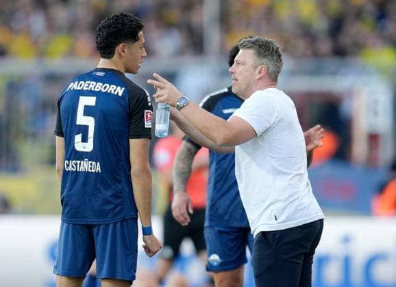 Lukas Kwasnio (Cheftrainer, SC Paderborn 07) Gespräche mit Santiago Castaneda (SC Paderborn 07, 5) GER, Eintracht Braunschweig vs SC Paderborn 07, 2. Bundesliga, 28. Spieltag, Saison 2024 2025, 04.04.2025 DFL REGULATIONS PROHIBIT ANY USE OF PHOTOGRAPHS AS IMAGE SEQUENCES AND OR QUASI-VIDEO GER, Eintracht Braunschweig vs SC Paderborn 07, 2. Bundesliga, 28. Spieltag, Saison 2024 2025, 04.04.2025 Braunschweig