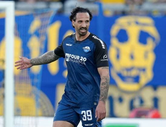 Adriano Grimaldi (SC Paderborn 07, 39) Gesten nach einem Spiel GER, Eintracht Braunschweig vs SC Paderborn 07, 2. Bundesliga, 28. Spieltag, Saison 2024 2025, 04.04.2025 DFL REGULATIONS PROHIBIT ANY USE OF PHOTOGRAPHS AS IMAGE SEQUENCES AND OR QUASI-VIDEO GER, Eintracht Braunschweig vs SC Paderborn 07, 2. Bundesliga, 28. Spieltag, Saison 2024 2025, 04.04.2025 Braunschweig