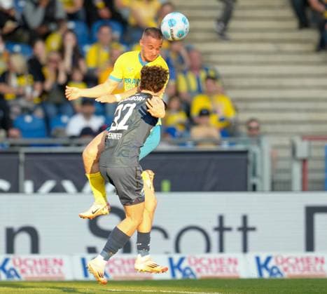 Marvin Rittmueller (Eintracht Braunschweig, 18) gegen Aaron Zehnter (SC Paderborn 07, 32) GER, Eintracht Braunschweig vs SC Paderborn 07, 2. Bundesliga, 28. Spieltag, Saison 2024 2025, 04.04.2025 DFL REGULATIONS PROHIBIT ANY USE OF PHOTOGRAPHS AS IMAGE SEQUENCES AND OR QUASI-VIDEO GER, Eintracht Braunschweig vs SC Paderborn 07, 2. Bundesliga, 28. Spieltag, Saison 2024 2025, 04.04.2025 Braunschweig