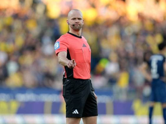 Schiedsrichter Patrick Schwengers GER, Eintracht Braunschweig vs SC Paderborn 07, 2. Bundesliga, 28. Spieltag, Saison 2024 2025, 04.04.2025 DFL REGULATIONS PROHIBIT ANY USE OF PHOTOGRAPHS AS IMAGE SEQUENCES AND OR QUASI-VIDEO GER, Eintracht Braunschweig vs SC Paderborn 07, 2. Bundesliga, 28. Spieltag, Saison 2024 2025, 04.04.2025 Braunschweig