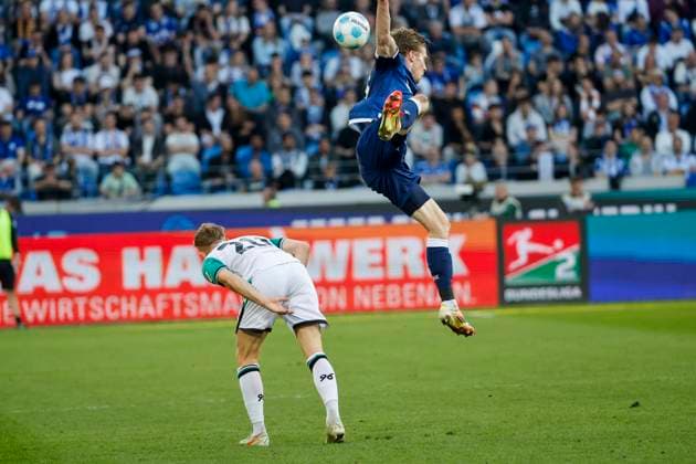 Jannik Dehm (Hannover 96, 20) und David Herold (Karlsruher SC, 20) im Kampf um den Ball , Deutschland, Fussball, 2. Bundesliga, .Spieltag, 2024 2025, Karlsruher SC vs. Hannover 96, 04.04.2025, BBBank Wildpark, Karlsruhe, Deutschland DFL REGULATIONS PROHIBIT ANY USE OF PHOTOGRAPHS AS IMAGE SEQUENCES AND OR QUASI-VIDEO. Karlsruhe BBBank Wildpark Baden-Württemberg Deutschland