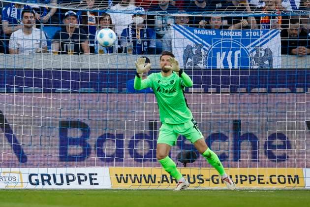 Ron-Robert Zieler (Hannover 96, 01) faengt den Ball , Deutschland, Fussball, 2. Bundesliga, .Spieltag, 2024 2025, Karlsruher SC vs. Hannover 96, 04.04.2025, BBBank Wildpark, Karlsruhe, Deutschland DFL REGULATIONS PROHIBIT ANY USE OF PHOTOGRAPHS AS IMAGE SEQUENCES AND OR QUASI-VIDEO. Karlsruhe BBBank Wildpark Baden-Württemberg Deutschland