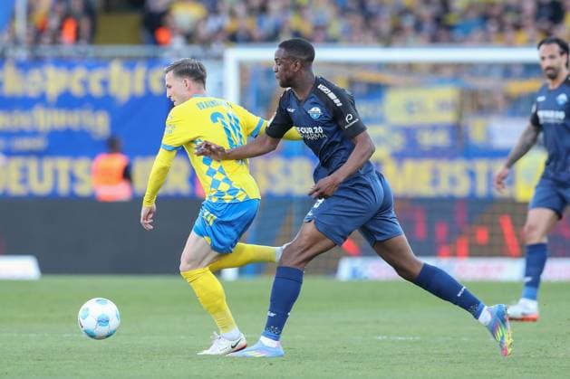 04.04.2025, xtgx, Fussball - 2.Bundesliga, Eintracht Braunschweig - SC Paderborn 07 emspor, v.l. Lino Tempelmann (Braunschweig, 20), Ilyas Ansah (Paderborn, 29) Zweikampf, Duell, Kampf, tackle (DFL DFB REGULATIONS PROHIBIT ANY USE OF PHOTOGRAPHS as IMAGE SEQUENCES and or QUASI-VIDEO) Braunschweig