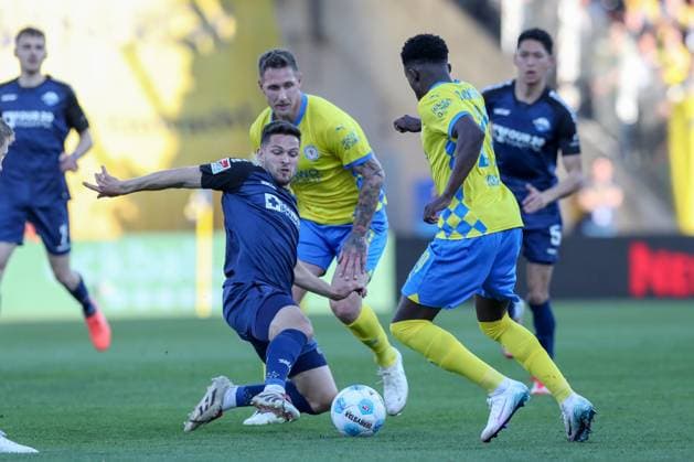 04.04.2025, xtgx, Fussball - 2.Bundesliga, Eintracht Braunschweig - SC Paderborn 07 emspor, v.l. Marcel Hoffmeier (Paderborn, 33), Richmond Tachie (Braunschweig, 29) Zweikampf, Duell, Kampf, tackle (DFL DFB REGULATIONS PROHIBIT ANY USE OF PHOTOGRAPHS as IMAGE SEQUENCES and or QUASI-VIDEO) Braunschweig