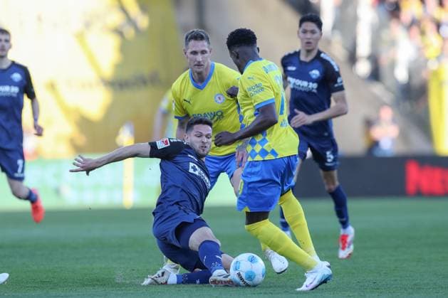 04.04.2025, xtgx, Fussball - 2.Bundesliga, Eintracht Braunschweig - SC Paderborn 07 emspor, v.l. Marcel Hoffmeier (Paderborn, 33), Richmond Tachie (Braunschweig, 29) Zweikampf, Duell, Kampf, tackle (DFL DFB REGULATIONS PROHIBIT ANY USE OF PHOTOGRAPHS as IMAGE SEQUENCES and or QUASI-VIDEO) Braunschweig