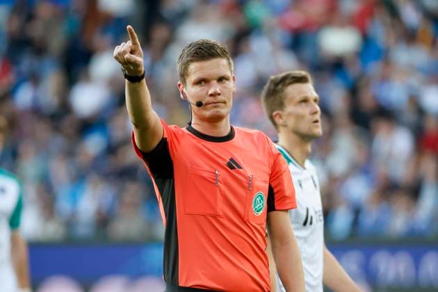 Schiedsrichter Dr. Florian Exner , Deutschland, Fussball, 2. Bundesliga, .Spieltag, 2024 2025, Karlsruher SC vs. Hannover 96, 04.04.2025, BBBank Wildpark, Karlsruhe, Deutschland DFL REGULATIONS PROHIBIT ANY USE OF PHOTOGRAPHS AS IMAGE SEQUENCES AND OR QUASI-VIDEO. Karlsruhe BBBank Wildpark Baden-Württemberg Deutschland