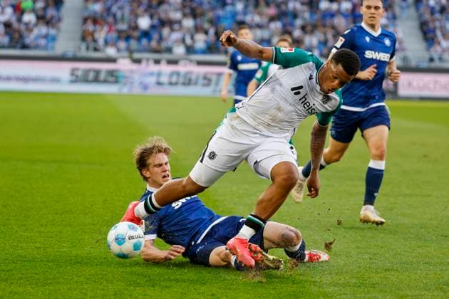 David Herold (Karlsruher SC, 20) und Jessic Ngankam (Hannover 96, 07) im Zweikampf , Deutschland, Fussball, 2. Bundesliga, .Spieltag, 2024 2025, Karlsruher SC vs. Hannover 96, 04.04.2025, BBBank Wildpark, Karlsruhe, Deutschland DFL REGULATIONS PROHIBIT ANY USE OF PHOTOGRAPHS AS IMAGE SEQUENCES AND OR QUASI-VIDEO. Karlsruhe BBBank Wildpark Baden-Württemberg Deutschland