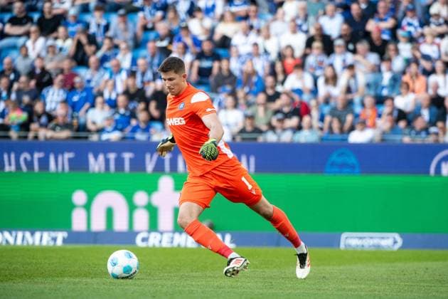 Max Weiß (Karlsruher SC, 01) am Ball, GER, Karlsruher SC (KSC) vs Hannover 96 (H96), Fussball 2. Bundesliga, 28. Spieltag, Saison 2024 2025, 04.04.2025 DFB DFL regulations prohibit any use of photographs as image sequences and or quasi-video GER, Karlsruher SC (KSC) vs Hannover 96 (H96), Fussball 2. Bundesliga, 28. Spieltag, Saison 2024 2025, 04.04.2025 Karlsruhe