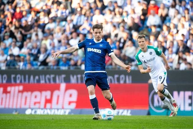 Leon Jensen (Karlsruher SC, 06) am Ball, dahinter Nicolo Tresoldi (Hannover 96, 09), GER, Karlsruher SC (KSC) vs Hannover 96 (H96), Fussball 2. Bundesliga, 28. Spieltag, Saison 2024 2025, 04.04.2025 DFB DFL regulations prohibit any use of photographs as image sequences and or quasi-video GER, Karlsruher SC (KSC) vs Hannover 96 (H96), Fussball 2. Bundesliga, 28. Spieltag, Saison 2024 2025, 04.04.2025 Karlsruhe