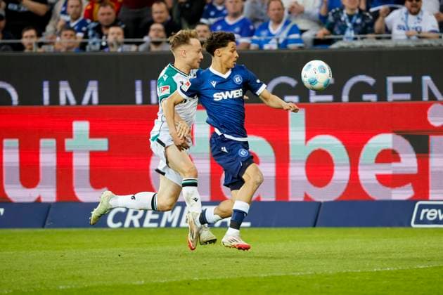 Louey Ben Ferhat (Karlsruher SC, 19) und Jannik Dehm (Hannover 96, 20) im Laufduell , Deutschland, Fussball, 2. Bundesliga, .Spieltag, 2024 2025, Karlsruher SC vs. Hannover 96, 04.04.2025, BBBank Wildpark, Karlsruhe, Deutschland DFL REGULATIONS PROHIBIT ANY USE OF PHOTOGRAPHS AS IMAGE SEQUENCES AND OR QUASI-VIDEO. Karlsruhe BBBank Wildpark Baden-Württemberg Deutschland