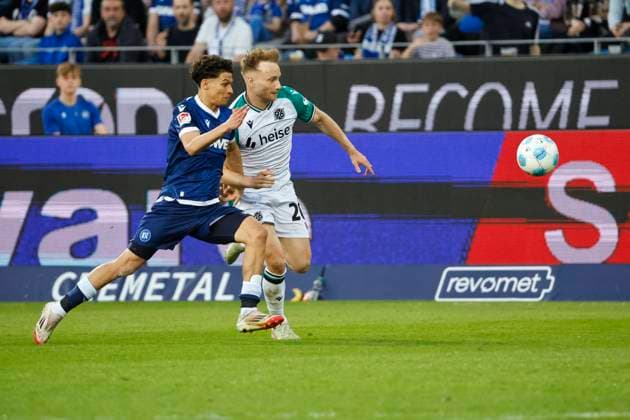 Louey Ben Ferhat (Karlsruher SC, 19) und Jannik Dehm (Hannover 96, 20) im Laufduell , Deutschland, Fussball, 2. Bundesliga, .Spieltag, 2024 2025, Karlsruher SC vs. Hannover 96, 04.04.2025, BBBank Wildpark, Karlsruhe, Deutschland DFL REGULATIONS PROHIBIT ANY USE OF PHOTOGRAPHS AS IMAGE SEQUENCES AND OR QUASI-VIDEO. Karlsruhe BBBank Wildpark Baden-Württemberg Deutschland