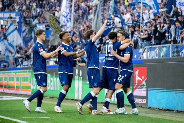 Christoph Kobald (Karlsruher SC, 22), Louey Ben Farhat (Karlsruher SC, 19), Leon Jensen (Karlsruher SC, 06), Bambase Conte (Karlsruher SC, 31) und Team jubeln ueber das Tor zum 1:0, GER, Karlsruher SC (KSC) vs Hannover 96 (H96), Fussball 2. Bundesliga, 28. Spieltag, Saison 2024 2025, 04.04.2025 DFB DFL regulations prohibit any use of photographs as image sequences and or quasi-video GER, Karlsruher SC (KSC) vs Hannover 96 (H96), Fussball 2. Bundesliga, 28. Spieltag, Saison 2024 2025, 04.04.2025 Karlsruhe