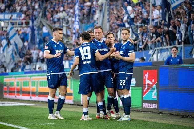 Christoph Kobald (Karlsruher SC, 22), Dzenis Burnic (Karlsruher SC, 07), Robin Bormuth (Karlsruher SC, 32), Louey Ben Farhat (Karlsruher SC, 19), Marcel Beifus (Karlsruher SC, 04) und Team jubeln ueber das Tor zum 1:0, GER, Karlsruher SC (KSC) vs Hannover 96 (H96), Fussball 2. Bundesliga, 28. Spieltag, Saison 2024 2025, 04.04.2025 DFB DFL regulations prohibit any use of photographs as image sequences and or quasi-video GER, Karlsruher SC (KSC) vs Hannover 96 (H96), Fussball 2. Bundesliga, 28. Spieltag, Saison 2024 2025, 04.04.2025 Karlsruhe