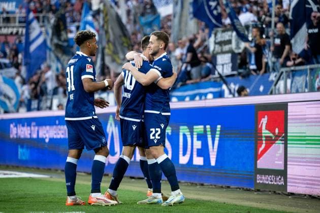 Christoph Kobald (Karlsruher SC, 22), Marvin Wanitzek (Karlsruher SC, 10), Bambase Conte (Karlsruher SC, 31) und Team jubeln ueber das Tor zum 1:0, GER, Karlsruher SC (KSC) vs Hannover 96 (H96), Fussball 2. Bundesliga, 28. Spieltag, Saison 2024 2025, 04.04.2025 DFB DFL regulations prohibit any use of photographs as image sequences and or quasi-video GER, Karlsruher SC (KSC) vs Hannover 96 (H96), Fussball 2. Bundesliga, 28. Spieltag, Saison 2024 2025, 04.04.2025 Karlsruhe