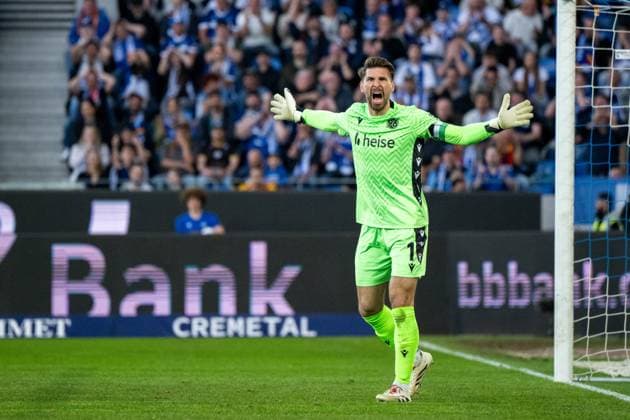 Ron-Robert Zieler (Hannover 96, 01) gestikuliert und reklamiert, GER, Karlsruher SC (KSC) vs Hannover 96 (H96), Fussball 2. Bundesliga, 28. Spieltag, Saison 2024 2025, 04.04.2025 DFB DFL regulations prohibit any use of photographs as image sequences and or quasi-video GER, Karlsruher SC (KSC) vs Hannover 96 (H96), Fussball 2. Bundesliga, 28. Spieltag, Saison 2024 2025, 04.04.2025 Karlsruhe