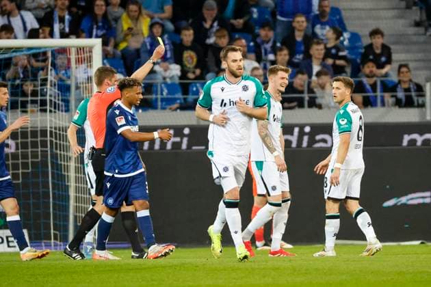 Josh Knight (Hannover 96, 02) bekommt die gelbe Karte von Schiedsrichter Dr. Florian Exner , Deutschland, Fussball, 2. Bundesliga, .Spieltag, 2024 2025, Karlsruher SC vs. Hannover 96, 04.04.2025, BBBank Wildpark, Karlsruhe, Deutschland DFL REGULATIONS PROHIBIT ANY USE OF PHOTOGRAPHS AS IMAGE SEQUENCES AND OR QUASI-VIDEO. Karlsruhe BBBank Wildpark Baden-Württemberg Deutschland
