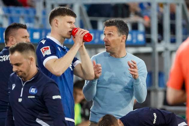 Andrin Hunziker (Karlsruher SC, 09) und Christian Eichner (Karlsruher SC, Trainer) im Dialog , Deutschland, Fussball, 2. Bundesliga, .Spieltag, 2024 2025, Karlsruher SC vs. Hannover 96, 04.04.2025, BBBank Wildpark, Karlsruhe, Deutschland DFL REGULATIONS PROHIBIT ANY USE OF PHOTOGRAPHS AS IMAGE SEQUENCES AND OR QUASI-VIDEO. Karlsruhe BBBank Wildpark Baden-Württemberg Deutschland