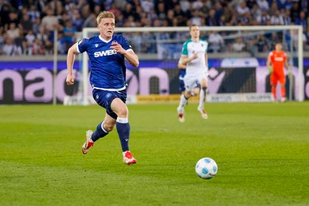mikkel Kaufmann (Karlsruher SC, 14) am Ball , Deutschland, Fussball, 2. Bundesliga, .Spieltag, 2024 2025, Karlsruher SC vs. Hannover 96, 04.04.2025, BBBank Wildpark, Karlsruhe, Deutschland DFL REGULATIONS PROHIBIT ANY USE OF PHOTOGRAPHS AS IMAGE SEQUENCES AND OR QUASI-VIDEO. Karlsruhe BBBank Wildpark Baden-Württemberg Deutschland