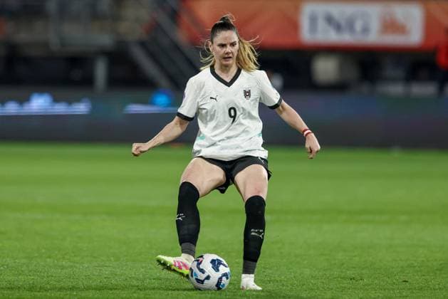 v.li.: Sarah Zadrazil (Österreich, 9) am Ball, Freisteller, Einzelbild, Ganzkörper, Aktion, Action, Spielszene, 04.04.2025, Almelo (Niederlande), Fussball, UEFA Women s Nations League, Deutschland - Österreich