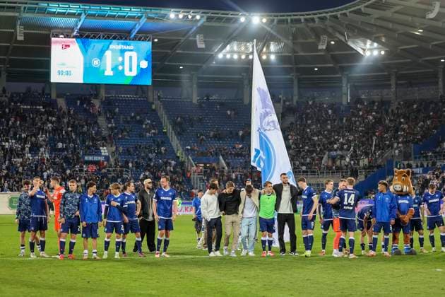 Karlsruher SC nach dem Spiel , Deutschland, Fussball, 2. Bundesliga, .Spieltag, 2024 2025, Karlsruher SC vs. Hannover 96, 04.04.2025, BBBank Wildpark, Karlsruhe, Deutschland DFL REGULATIONS PROHIBIT ANY USE OF PHOTOGRAPHS AS IMAGE SEQUENCES AND OR QUASI-VIDEO. Karlsruhe BBBank Wildpark Baden-Württemberg Deutschland