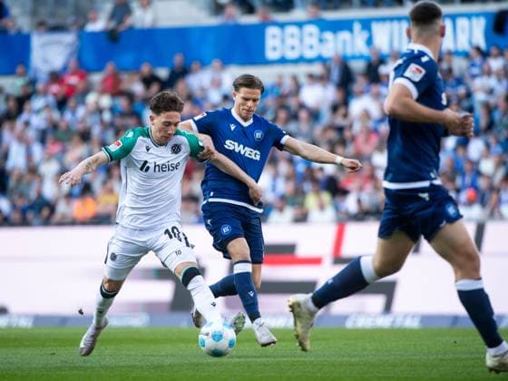 Jannik Rochelt (Hannover 96, 10) im Zweikampf mit Dzenis Burnic (Karlsruher SC, 07), GER, Karlsruher SC (KSC) vs Hannover 96 (H96), Fussball 2. Bundesliga, 28. Spieltag, Saison 2024 2025, 04.04.2025 DFB DFL regulations prohibit any use of photographs as image sequences and or quasi-video GER, Karlsruher SC (KSC) vs Hannover 96 (H96), Fussball 2. Bundesliga, 28. Spieltag, Saison 2024 2025, 04.04.2025 Karlsruhe