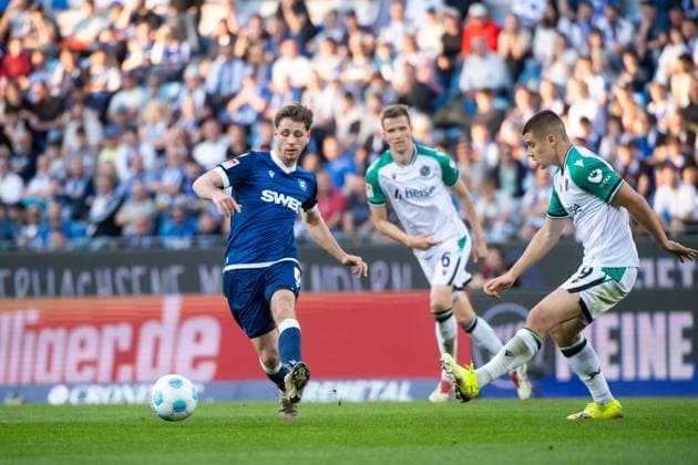 Leon Jensen (Karlsruher SC, 06) im Zweikampf mit Nicolo Tresoldi (Hannover 96, 09), GER, Karlsruher SC (KSC) vs Hannover 96 (H96), Fussball 2. Bundesliga, 28. Spieltag, Saison 2024 2025, 04.04.2025 DFB DFL regulations prohibit any use of photographs as image sequences and or quasi-video GER, Karlsruher SC (KSC) vs Hannover 96 (H96), Fussball 2. Bundesliga, 28. Spieltag, Saison 2024 2025, 04.04.2025 Karlsruhe