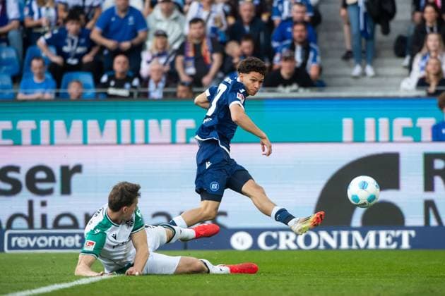 Louey Ben Farhat (Karlsruher SC, 19) am Ball vergibt die Torchance, GER, Karlsruher SC (KSC) vs Hannover 96 (H96), Fussball 2. Bundesliga, 28. Spieltag, Saison 2024 2025, 04.04.2025 DFB DFL regulations prohibit any use of photographs as image sequences and or quasi-video GER, Karlsruher SC (KSC) vs Hannover 96 (H96), Fussball 2. Bundesliga, 28. Spieltag, Saison 2024 2025, 04.04.2025 Karlsruhe