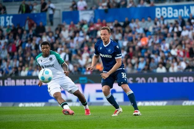 Robin Bormuth (Karlsruher SC, 32) im Zweikampf mit Jessic Ngankam (Hannover 96, 07), GER, Karlsruher SC (KSC) vs Hannover 96 (H96), Fussball 2. Bundesliga, 28. Spieltag, Saison 2024 2025, 04.04.2025 DFB DFL regulations prohibit any use of photographs as image sequences and or quasi-video GER, Karlsruher SC (KSC) vs Hannover 96 (H96), Fussball 2. Bundesliga, 28. Spieltag, Saison 2024 2025, 04.04.2025 Karlsruhe