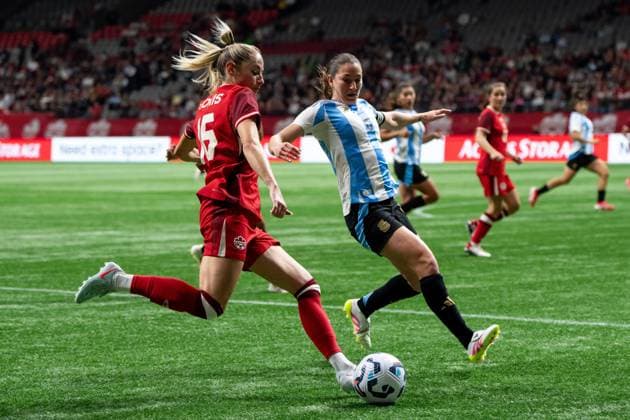 Fußball, Frauen Länderspiel, Kanada - Argentinien April 4, 2025, Vancouver, Bc, CANADA: Canada s Janine Sonis (16) kicks the ball as Argentina s Aldana Cometti (6) defends during the first half of an International Friendly, Länderspiel, Nationalmannschaft soccer match in Vancouver, on Friday, April 4, 2025. Canada News - April 4, 2025 - ZUMAc35_ 20250404_zaf_c35_101 Copyright: xEthanxCairnsx