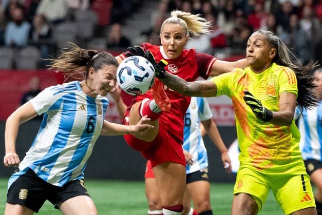 Fußball, Frauen Länderspiel, Kanada - Argentinien April 4, 2025, Vancouver, Bc, CANADA: Argentina s Aldana Cometti (6), Canada s Adriana Leon, centre, and Argentina goalkeeper Solana Pereyra (1) vie for the ball during the first half of an International Friendly, Länderspiel, Nationalmannschaft soccer match in Vancouver, on Friday, April 4, 2025. Canada News - April 4, 2025 - ZUMAc35_ 20250404_zaf_c35_104 Copyright: xEthanxCairnsx