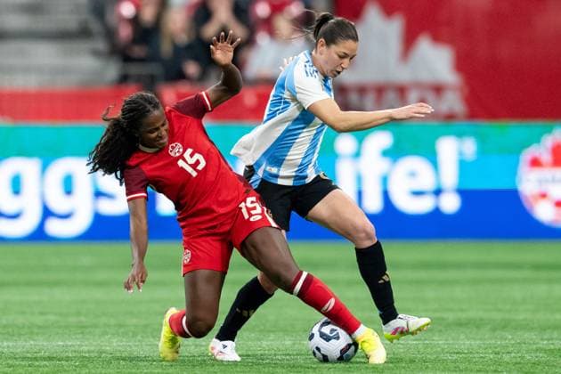 Fußball, Frauen Länderspiel, Kanada - Argentinien April 4, 2025, Vancouver, Bc, CANADA: Canada s Nichelle Prince (15) and Argentina s Aldana Cometti (6) vie for the ball during the second half of an International Friendly, Länderspiel, Nationalmannschaft soccer match in Vancouver, on Friday, April 4, 2025. Canada News - April 4, 2025 - ZUMAc35_ 20250404_zaf_c35_118 Copyright: xEthanxCairnsx