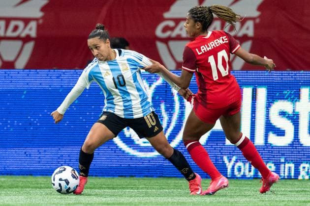 Fußball, Frauen Länderspiel, Kanada - Argentinien April 4, 2025, Vancouver, Bc, CANADA: Canada s Ashley Lawrence (10) grabs Argentina s Dalila Ippolito (10) during the second half of an International Friendly, Länderspiel, Nationalmannschaft soccer match in Vancouver, on Friday, April 4, 2025. Canada News - April 4, 2025 - ZUMAc35_ 20250404_zaf_c35_120 Copyright: xEthanxCairnsx