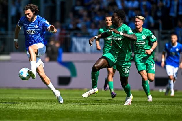 Fraser Hornby (SV Darmstadt 98, 09) im Zweikampf mit Joshua Quarshie (SpVgg Greuther Fürth, 15), GER, SV Darmstadt 98 vs. SpVgg Greuther Fuerth, 2. Bundesliga, Fussball, 28. Spieltag, Saison 2024 2025, 05.04.2025. DFL REGULATIONS PROHIBIT ANY USE OF PHOTOGRAPHS as IMAGE SEQUENCES and or QUASI-VIDEO. GER, SV Darmstadt 98 vs. SpVgg Greuther Fuerth, 2. Bundesliga, Fussball, 28. Spieltag, Saison 2024 2025, 05.04.2025. Darmstadt