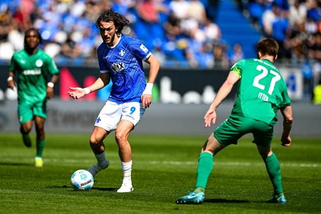 Fraser Hornby (SV Darmstadt 98, 09) am Ball, davor Luca Itter (SpVgg Greuther Fürth, 27), GER, SV Darmstadt 98 vs. SpVgg Greuther Fuerth, 2. Bundesliga, Fussball, 28. Spieltag, Saison 2024 2025, 05.04.2025. DFL REGULATIONS PROHIBIT ANY USE OF PHOTOGRAPHS as IMAGE SEQUENCES and or QUASI-VIDEO. GER, SV Darmstadt 98 vs. SpVgg Greuther Fuerth, 2. Bundesliga, Fussball, 28. Spieltag, Saison 2024 2025, 05.04.2025. Darmstadt