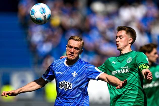 Isac Lidberg (SV Darmstadt 98, 07) im Zweikampf mit Luca Itter (SpVgg Greuther Fürth, 27), GER, SV Darmstadt 98 vs. SpVgg Greuther Fuerth, 2. Bundesliga, Fussball, 28. Spieltag, Saison 2024 2025, 05.04.2025. DFL REGULATIONS PROHIBIT ANY USE OF PHOTOGRAPHS as IMAGE SEQUENCES and or QUASI-VIDEO. GER, SV Darmstadt 98 vs. SpVgg Greuther Fuerth, 2. Bundesliga, Fussball, 28. Spieltag, Saison 2024 2025, 05.04.2025. Darmstadt
