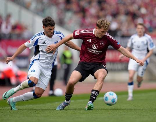 William Mikelbrencis (Hamburger SV, 2) gegen Tim Janisch (1.FC Nuernberg, 32) GER, 1.FC Nuernberg vs Hamburger SV, 2. Bundesliga, 28. Spieltag, Saison 2024 2025, 05.04.2025 DFL REGULATIONS PROHIBIT ANY USE OF PHOTOGRAPHS AS IMAGE SEQUENCES AND OR QUASI-VIDEO GER, 1.FC Nuernberg vs Hamburger SV, 2. Bundesliga, 28. Spieltag, Saison 2024 2025, 05.04.2025 Nuernberg