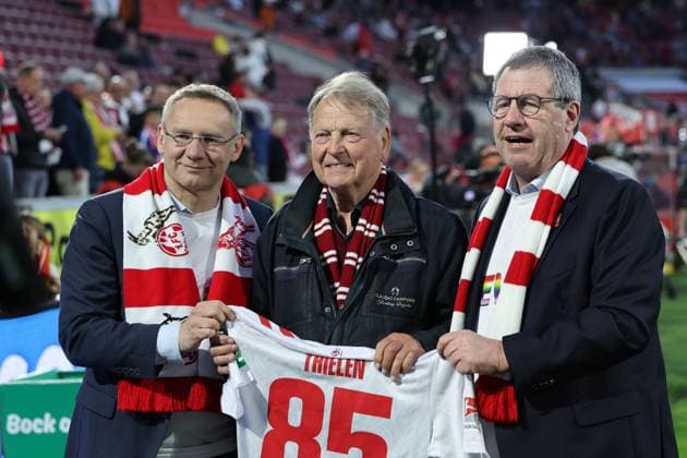 GER, 2.FBL, 1. FC Koeln vs. Hertha BSC Berlin 05.04.2025, Rheinenergie Stadion, Koeln, GER, 2.FBL, 1. FC Koeln vs. Hertha BSC Berlin, im Bild: Karl-Heinz Thielen mitte war an bislang allen großen Titeln des 1. FC Köln als Spieler oder Funktionär direkt beteiligt, ist 85 Jahre alt geworden und wird heute vom Vorstand des FC Köln geehrt Dr. Werner Wolf Praesident (1.FC Koeln) re, Eckhard Sauren Vizepraesident (1.FC Koeln),