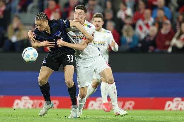GER, 2.FBL, 1. FC Koeln vs. Hertha BSC Berlin 05.04.2025, Rheinenergie Stadion, Koeln, GER, 2.FBL, 1. FC Koeln vs. Hertha BSC Berlin, im Bild: Derry Scherhant (Hertha BSC 39), im Zweikampf gegen Eric Martel (FC Koeln 6),