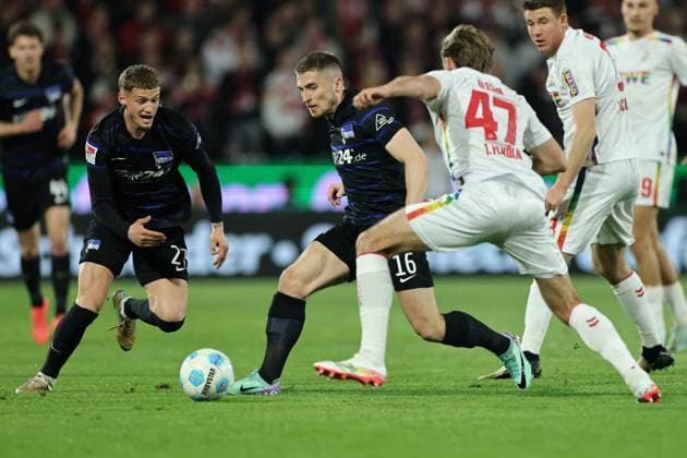 GER, 2.FBL, 1. FC Koeln vs. Hertha BSC Berlin 05.04.2025, Rheinenergie Stadion, Koeln, GER, 2.FBL, 1. FC Koeln vs. Hertha BSC Berlin, im Bild: Mathias Olesen (FC Koeln 47), im Zweikampf gegen Jonjoe Kenny (Hertha BSC 16), Mickaël Cuisance (Hertha BSC 27),
