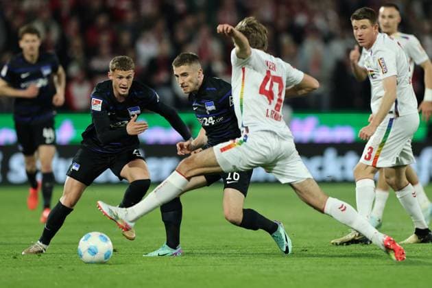 GER, 2.FBL, 1. FC Koeln vs. Hertha BSC Berlin 05.04.2025, Rheinenergie Stadion, Koeln, GER, 2.FBL, 1. FC Koeln vs. Hertha BSC Berlin, im Bild: Mathias Olesen (FC Koeln 47), im Zweikampf gegen Jonjoe Kenny (Hertha BSC 16), Mickaël Cuisance (Hertha BSC 27),