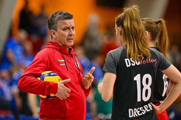 DVL Allianz MTV Stuttgart - Dresdner SC 04.06.2025 DVL, Volleyball, 1. Bundesliga, Damen, Saison 2024 25, Playoff, Halbfinale, Allianz MTV Stuttgart (in Blau), gegen Dresdner SC (in Schwarz), Alexander Waibl, Cheftrainer Dresden, mit Zuspielerin Sarah Straube, Copyright: xBEAUTIFULxSPORTS TomxBlochx