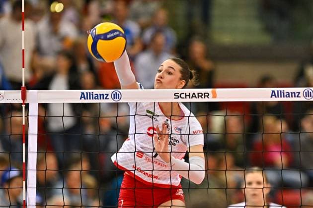 DVL Allianz MTV Stuttgart - Dresdner SC 04.06.2025 DVL, Volleyball, 1. Bundesliga, Damen, Saison 2024 25, Playoff, Halbfinale, Allianz MTV Stuttgart (in Blau), gegen Dresdner SC (in Weiss), Julie Lengweiler, Copyright: xBEAUTIFULxSPORTS TomxBlochx