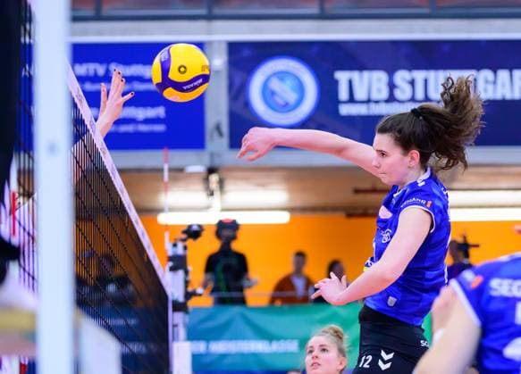 Lucia Varela (Allianz MTV Stuttgart, 12), Angriff, Allianz MTV Stuttgart vs. Dresdner SC, Volleyball Bundesliga Frauen, Halbfinale Playoff (Best 1st of 3), Spielzeit 2024 2025, 06.04.2025 Eibner-Pressefoto Andreas Ulmer Allianz MTV Stuttgart vs. Dresdner SC, Volleyball Bundesliga Frauen, Halbfinale Playoff (Best 1st of 3), Spielzeit 2024 2025, 06.04.2025 Stuttgart Copyright: xEibner-Pressefoto AndreasxUlmerx EP_AUR